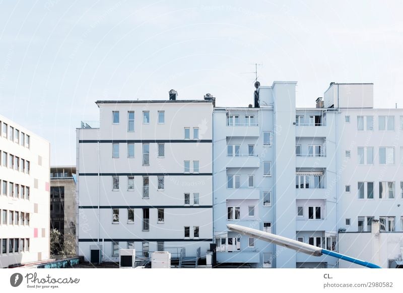 auf dem dach Himmel Wolkenloser Himmel Schönes Wetter Stadt Menschenleer Haus Hochhaus Gebäude Architektur Mauer Wand Fassade Fenster Dach Häusliches Leben