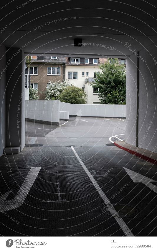 rein oder raus? Menschenleer Haus Gebäude Architektur Mauer Wand Verkehr Verkehrswege Straßenverkehr Wege & Pfade Zeichen Verkehrszeichen Linie Pfeil