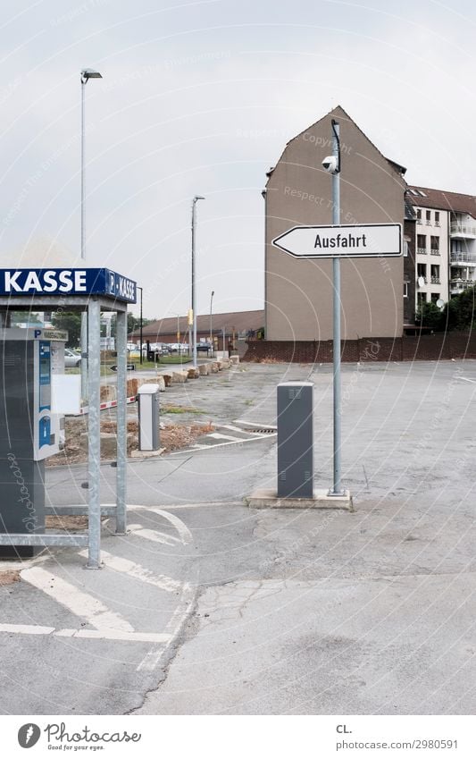 leere kassen Himmel Wolken Stadt Stadtrand Menschenleer Haus Mauer Wand Verkehr Verkehrswege Straße Wege & Pfade Schriftzeichen Schilder & Markierungen