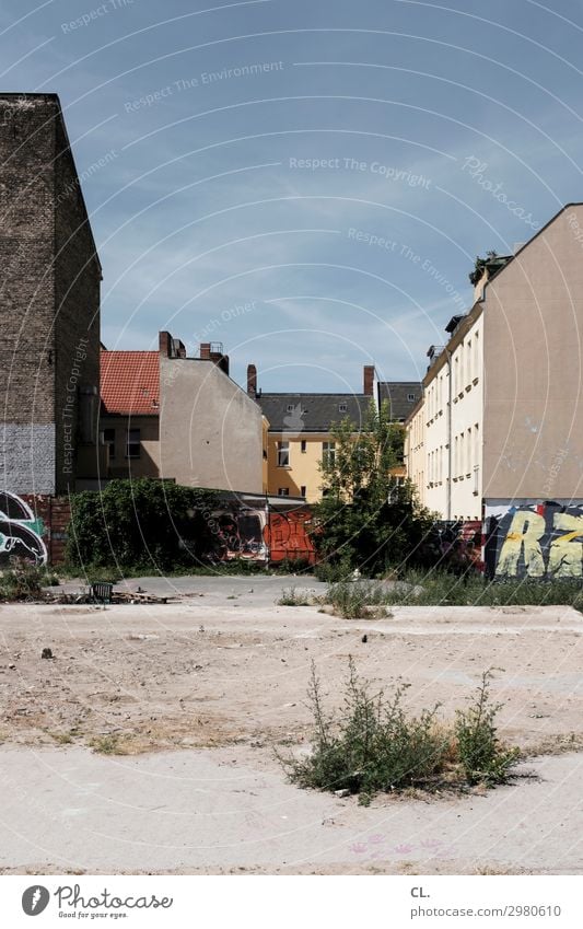 brachland berlin Baustelle Himmel Wolkenloser Himmel Sommer Schönes Wetter Wärme Wildpflanze Berlin Neukölln Menschenleer Haus Platz Bauwerk Gebäude Architektur