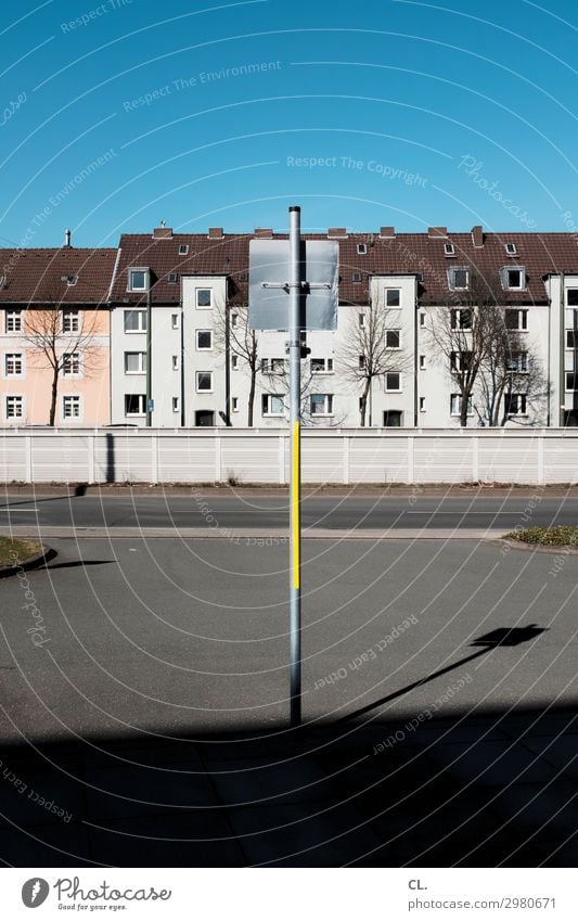 schild von hinten Himmel Wolkenloser Himmel Schönes Wetter Stadt Menschenleer Haus Gebäude Architektur Mauer Wand Verkehr Verkehrswege Straßenverkehr