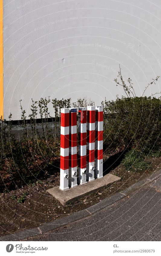 poller rotweiß Pflanze Hecke Mauer Wand Verkehr Verkehrswege Wege & Pfade Barriere Poller trist Zufriedenheit gleich Schutz Sicherheit 5 Farbfoto Außenaufnahme