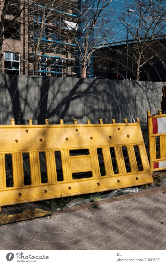 barrieren Baustelle Schönes Wetter Baum Stadt Menschenleer Hochhaus Gebäude Architektur Mauer Wand Verkehr Verkehrswege Straßenverkehr Wege & Pfade Barriere