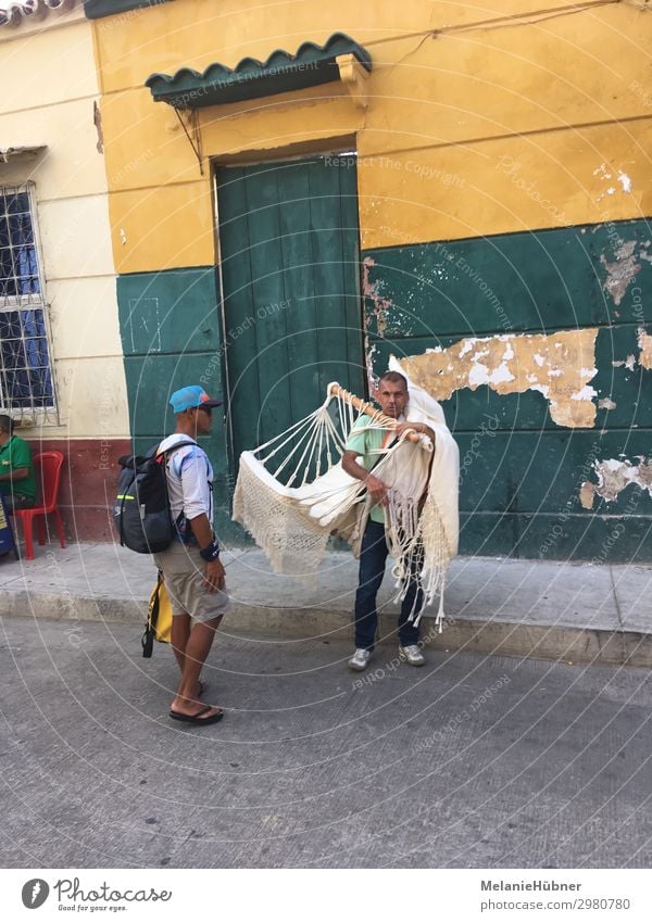 Hammock merchant on columbian street Mensch maskulin Mann Erwachsene Leben 2 Gebäude Souvenir gelb grün Hängematte Händler Tourismus Kolumbien Reisefotografie