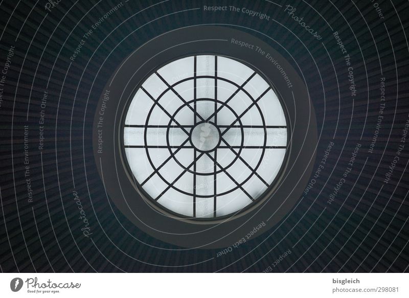 Dachfenster Kirche Fenster Glas grau schwarz Symmetrie Christliches Kreuz Kreis kreisrund Farbfoto Gedeckte Farben Innenaufnahme Menschenleer Textfreiraum links