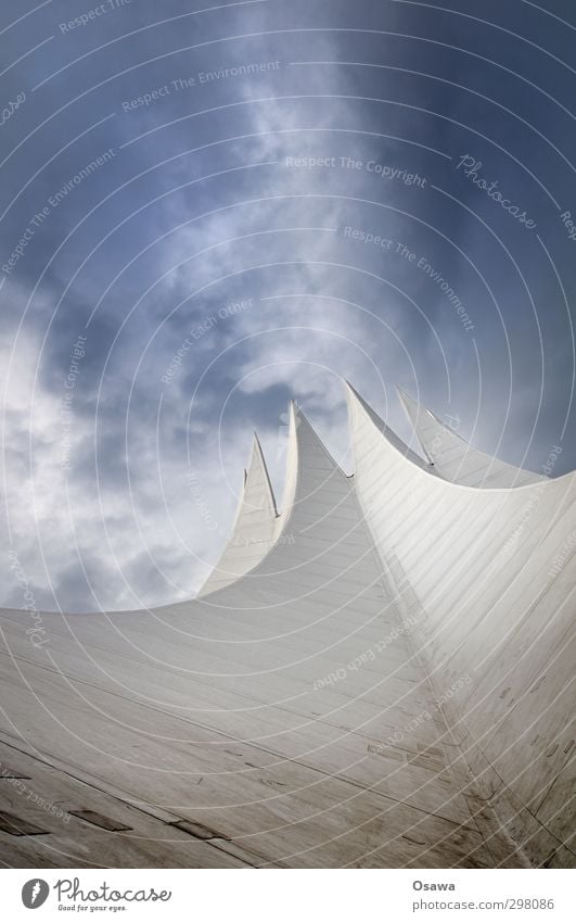 Tempodrom Bauwerk Gebäude Architektur Dach Zelt Geometrie weiß alt grau Flickzeug Blick nach oben Fleck dreckig Himmel Wolken blau Froschperspektive Tag