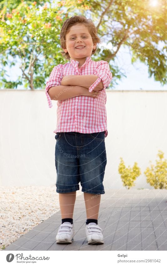 Glückliches Kind mit rosa Hemd im Garten Freude schön Sommer Sonne Mensch Baby Kleinkind Junge Familie & Verwandtschaft Kindheit Natur Gras Park T-Shirt blond