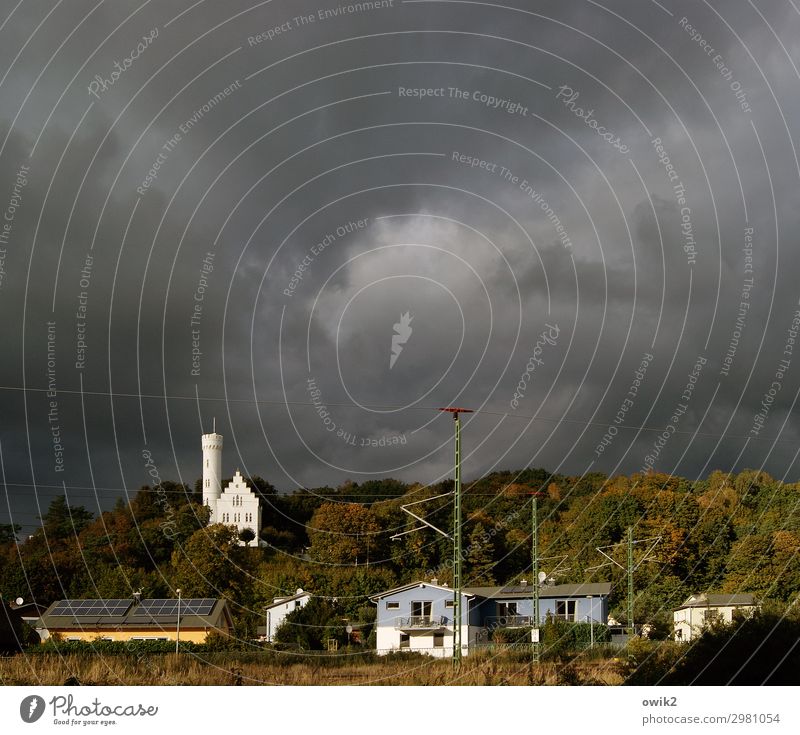 Ruhe bewahren Umwelt Natur Landschaft Pflanze Wolken Gewitterwolken Horizont Herbst Klima Unwetter Baum Herbstlaub Rügen Dorf bevölkert Haus Burg oder Schloss