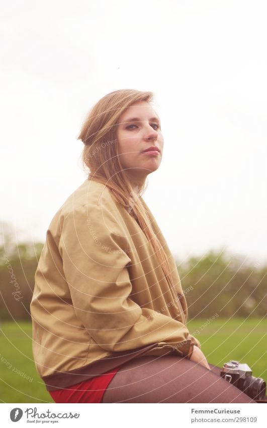 Fotopause. feminin Mädchen Junge Frau Jugendliche Erwachsene 1 Mensch 13-18 Jahre Kind 18-30 Jahre Natur Fotograf analog Fotokamera Fotografieren Pause Erholung