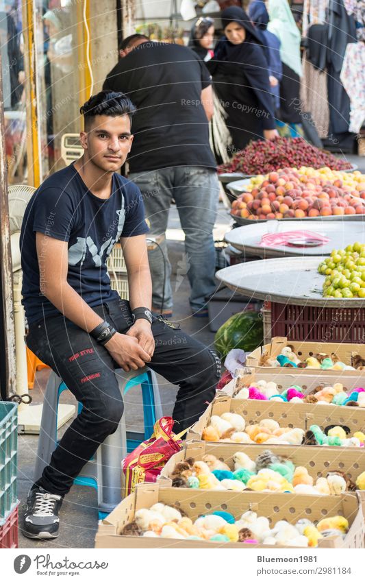 Porträt eines jungen Mannes brachte Küken zum Verkauf. Frucht Lifestyle kaufen Leben Tourismus Städtereise Sommer Ostern Arbeit & Erwerbstätigkeit Beruf