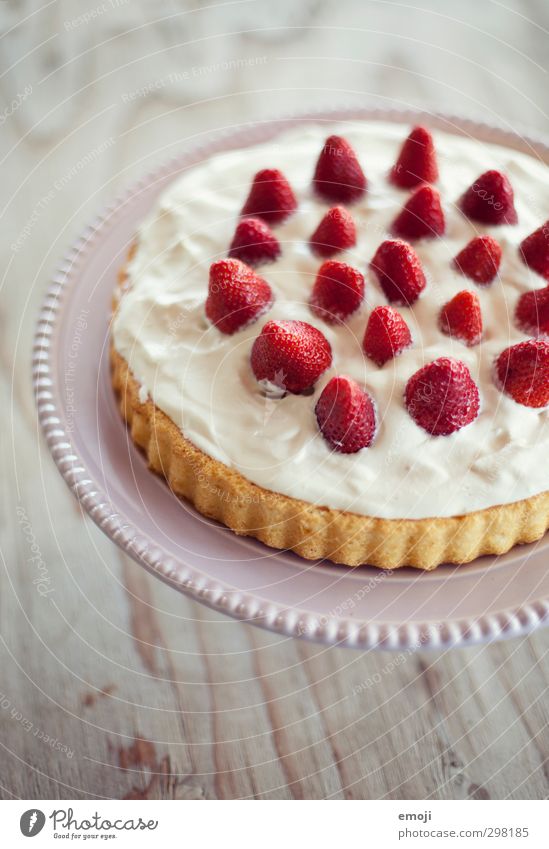 Gaumenfreude Frucht Kuchen Dessert Süßwaren Torte Erdbeeren Erdbeertorte Ernährung lecker süß Farbfoto Innenaufnahme Menschenleer Tag Schwache Tiefenschärfe