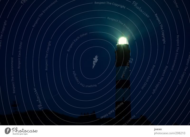 Nachtlicht Nachthimmel leuchten alt hell hoch blau gelb schwarz weiß achtsam Wachsamkeit Heimweh Leuchtturm Amrum Farbfoto Gedeckte Farben Außenaufnahme