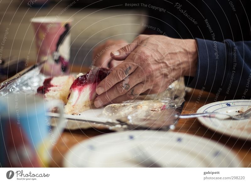 Lov... Kuchen Essen Kaffeetrinken Teller Tasse maskulin Hand Häusliches Leben Farbfoto Gedeckte Farben Innenaufnahme Tag Licht Schatten Schwache Tiefenschärfe