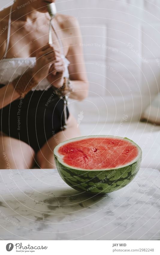 schöne Frau isst Wassermelone drinnen Lebensmittel Frucht Ernährung Essen Löffel Lifestyle Glück Sommer Mensch feminin Erwachsene Körper Hand 1 30-45 Jahre Mode