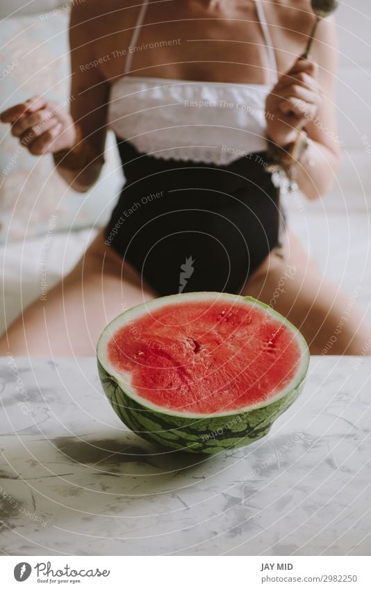 schöne Frau isst Wassermelone drinnen Frucht Essen Löffel Lifestyle Glück Sommer Mensch feminin Erwachsene Körper Hand Mode Bikini Diät Liebe sitzen