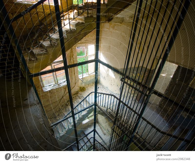 Schicht im Schacht Brandenburg Ruine Treppe Fenster Fahrstuhlschacht Treppenhaus historisch kaputt oben Stil Verfall Vergänglichkeit Wandel & Veränderung