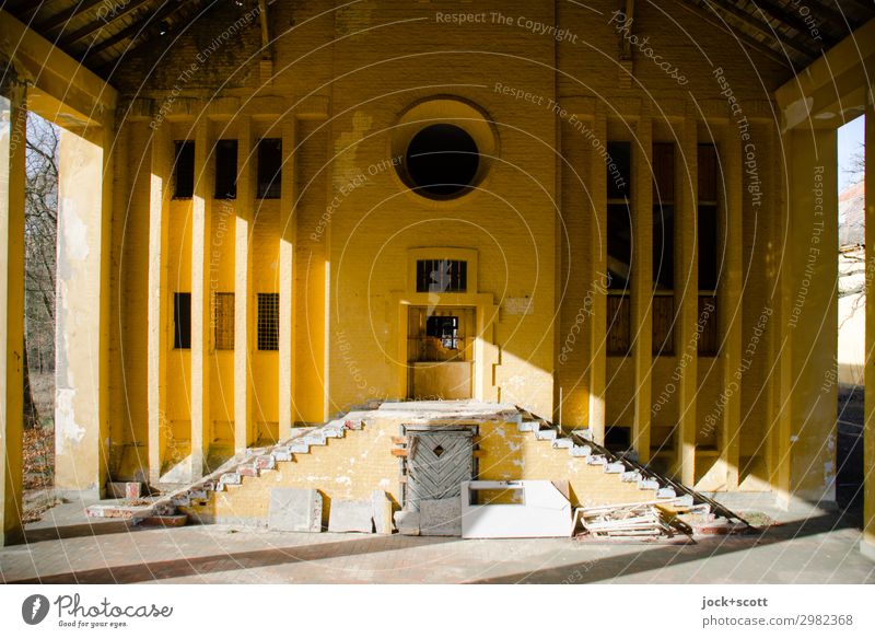 Sonnenaufgang Stufe für Stufe Architektur Ruine Militärgebäude Wand Treppe Fassade historisch gelb Stil Symmetrie lost places Lager Sonnenstand Schattenspiel