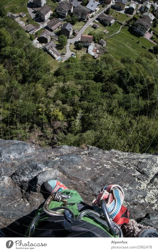 Immer an der Wand lang | bis nach oben Felsen Alpen Gipfel Tapferkeit selbstbewußt Erfolg Kraft Willensstärke Mut Tatkraft Angst Entsetzen Todesangst Höhenangst