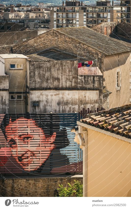 DIE Stadt feminin Junge Frau Jugendliche Gesicht 1 Mensch 18-30 Jahre Erwachsene Girona Stadtzentrum Altstadt Haus Hochhaus Mauer Wand Fassade Lächeln alt blau