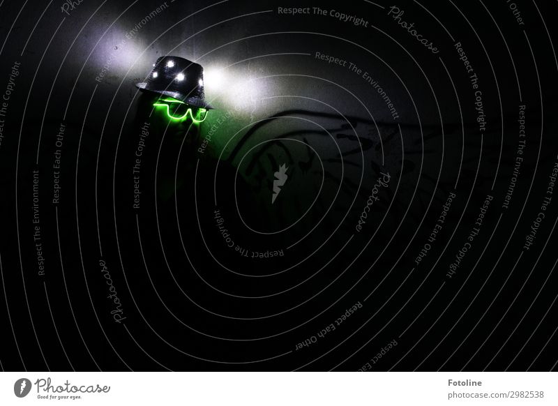 Partyengel Mensch feminin Frau Erwachsene 1 grün schwarz weiß Lichtmalerei Brille Hut leuchten Farbfoto Gedeckte Farben Außenaufnahme Textfreiraum rechts
