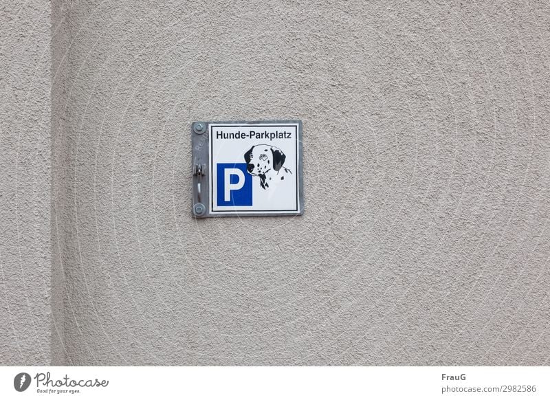 wörtlich genommen | Hunde-Parkplatz Mauer Wand Putz Fassade Schild Gebäude Schilder & Markierungen Hinweisschild Haken Hundebild parken Kante Mauervorsprung