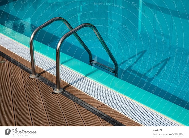 Swimmingpool mit Leiter im Urlaub Erholung Schwimmbad Freizeit & Hobby Ferien & Urlaub & Reisen Tourismus Insel Wasser Hauptstadt blau Fitness Freude Gesundheit