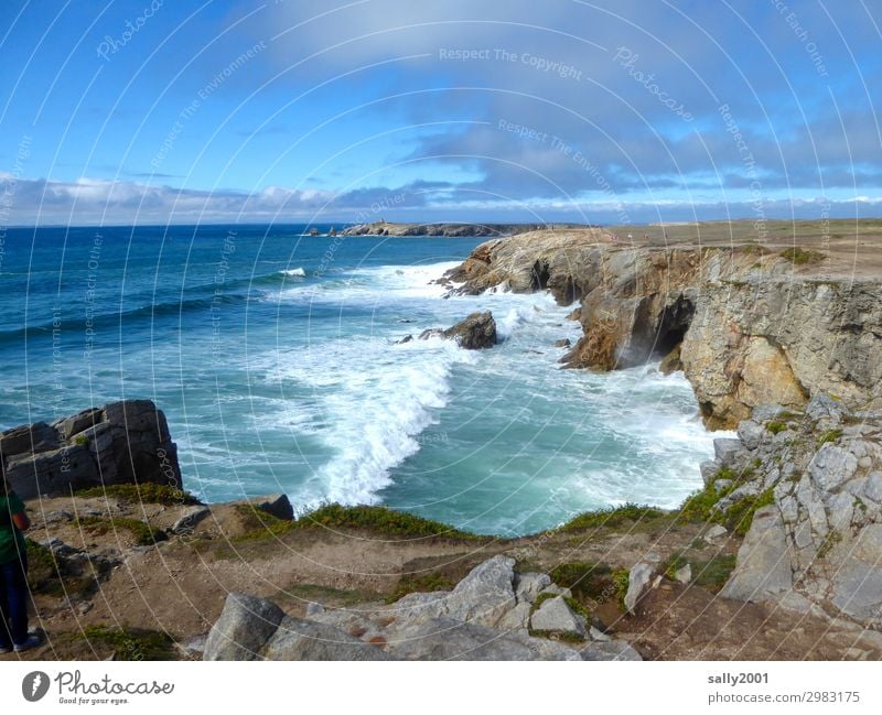 wilde Küste... Atlantik Meer Brandung Wellen Klippe Steilküste Frankreich Bretagne Cote Sauvage schönes Wetter Landschaft rau Felsen Natur Bucht Ferne Wasser