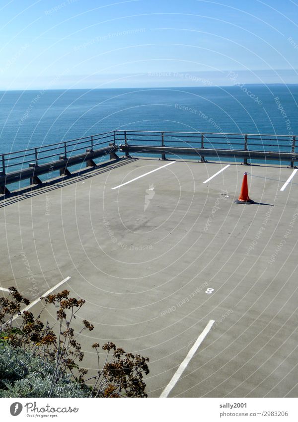 reservierter Parkplatz... Wolkenloser Himmel Meer Verkehr frei Verkehrsleitkegel Fahrbahnmarkierung Aussicht leer Einsamkeit Farbfoto Außenaufnahme Menschenleer