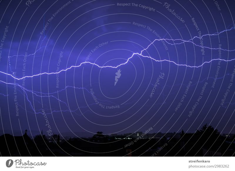 Blitz an blauem Nachthimmel über Stadtsilhouette Umwelt Natur Urelemente Luft Himmel Gewitterwolken Frühling Klima schlechtes Wetter Unwetter Sturm Regen Blitze