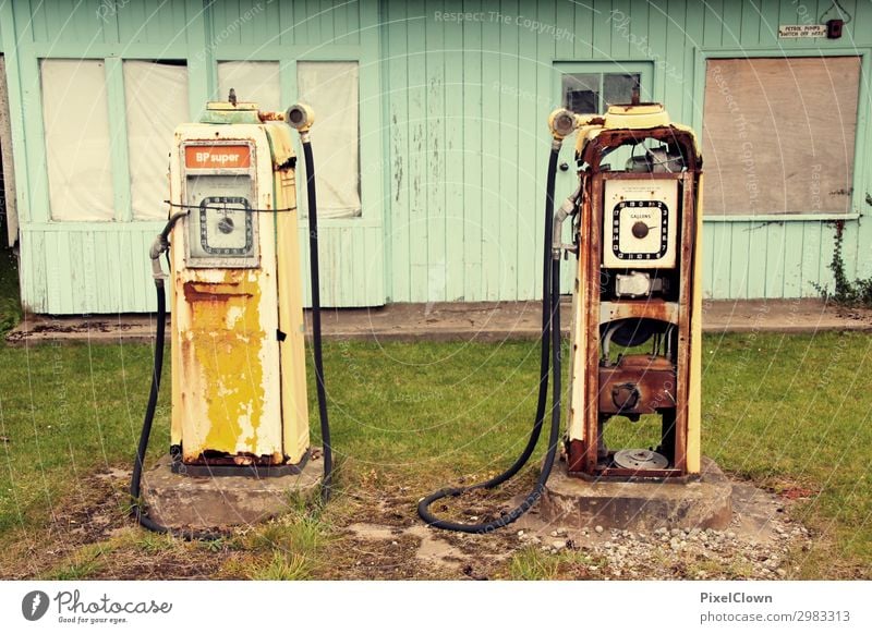 Tankstelle Stil Ferien & Urlaub & Reisen Tourismus Ausflug Dorf Menschenleer Architektur Autofahren Straße Fahrzeug PKW blau Stimmung Farbfoto Außenaufnahme