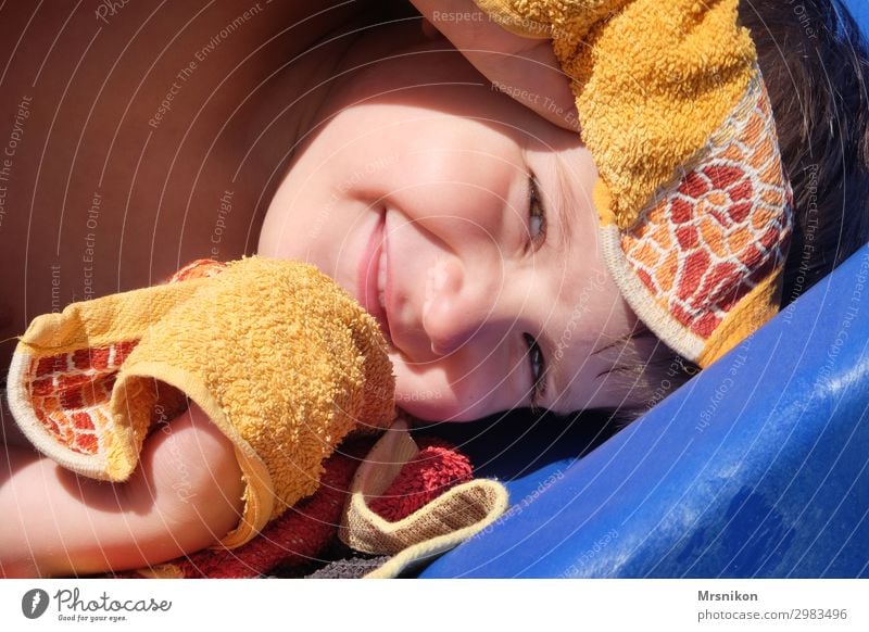 Badezeit Freude Freizeit & Hobby Spielen Sommer Sommerurlaub Sonne Sonnenbad Strand Meer Mensch Kleinkind Junge Kindheit Kopf 1 3-8 Jahre Lächeln leuchten