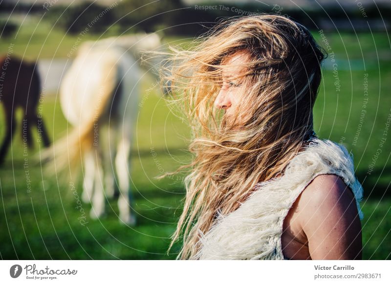 eine blonde Frau an einem windigen Tag. Stil Freude schön Sommer Strand Erwachsene Mode Bikini Sonnenbrille weiß Beautyfotografie Bohemien Boho schick Mädchen