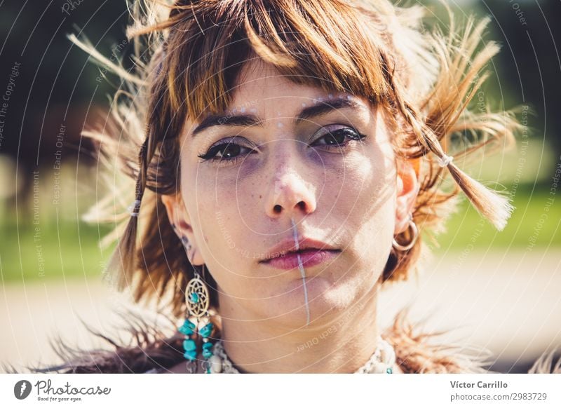 Eine blonde, hübsche, junge Frau im Boho-Stil am sonnigen Frühlingstag. Freude schön Sommer Strand Erwachsene Mode Bikini Sonnenbrille weiß Beautyfotografie