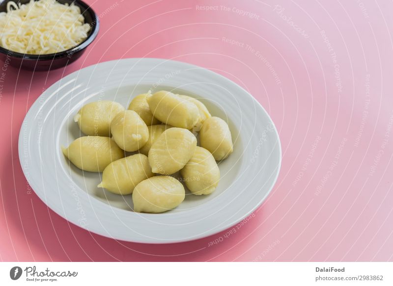 Zubereitung von mit Pesto gefüllten Gnocchi Gemüse Teigwaren Backwaren Ernährung Mittagessen Abendessen Vegetarische Ernährung Teller Leben Holz dunkel frisch