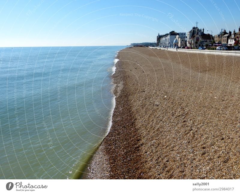 Strand... Meer Ärmelkanal England Kent Kieselstrand Küste Ufer Grafschaft Kent Deal ruhig verlassen schönes Wetter blauer Himmel Stadt Ortschaft