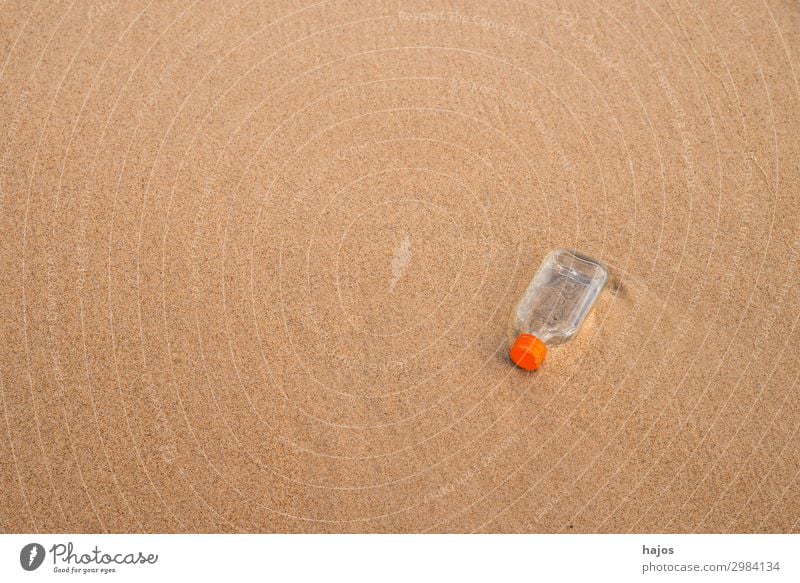 Flachmann, weggeworfen am Strand Getränk Spirituosen Sand trinken Schnapsflasche leer Müll Verschmutzung Abfall Meeresverschmutzung Umweltverschmutzung klein