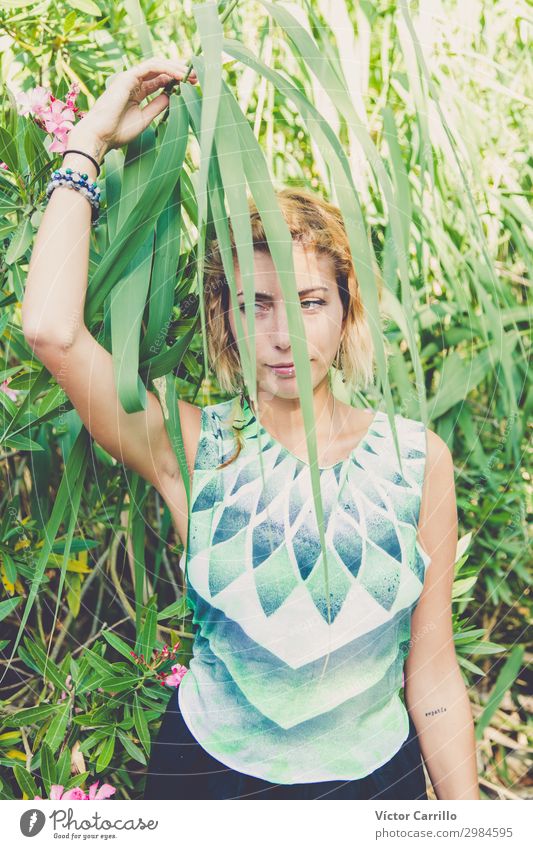 Eine blonde, hübsche, junge Frau im Boho-Stil in einem Fluss im Sommer. Lifestyle elegant Design Mensch feminin Junge Frau Jugendliche Erwachsene Mutter 1