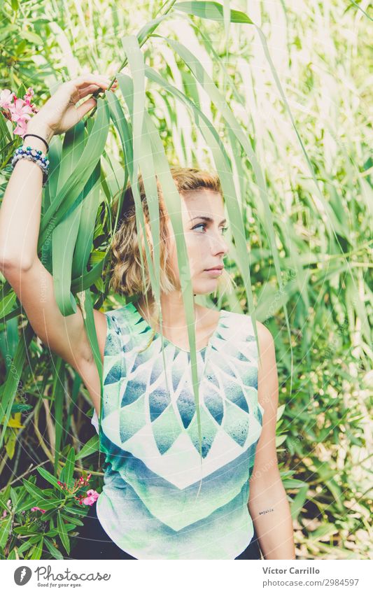 Eine blonde, hübsche, junge Frau im Boho-Stil in einem Fluss im Sommer. Lifestyle elegant Mensch feminin Junge Frau Jugendliche Erwachsene 1 18-30 Jahre Mode