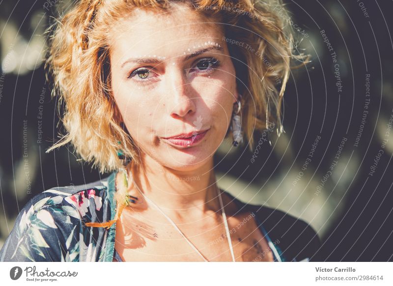 Eine blonde, hübsche, junge Frau im Boho-Stil in einem Fluss im Sommer. Lifestyle elegant Design schön Mensch feminin Junge Frau Jugendliche Erwachsene 1