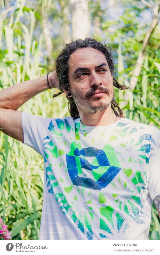 Boho Man mit tropischer Vegetation Hintergrund Lifestyle exotisch Mensch maskulin Junger Mann Jugendliche Erwachsene 1 18-30 Jahre Umwelt Landschaft Pflanze