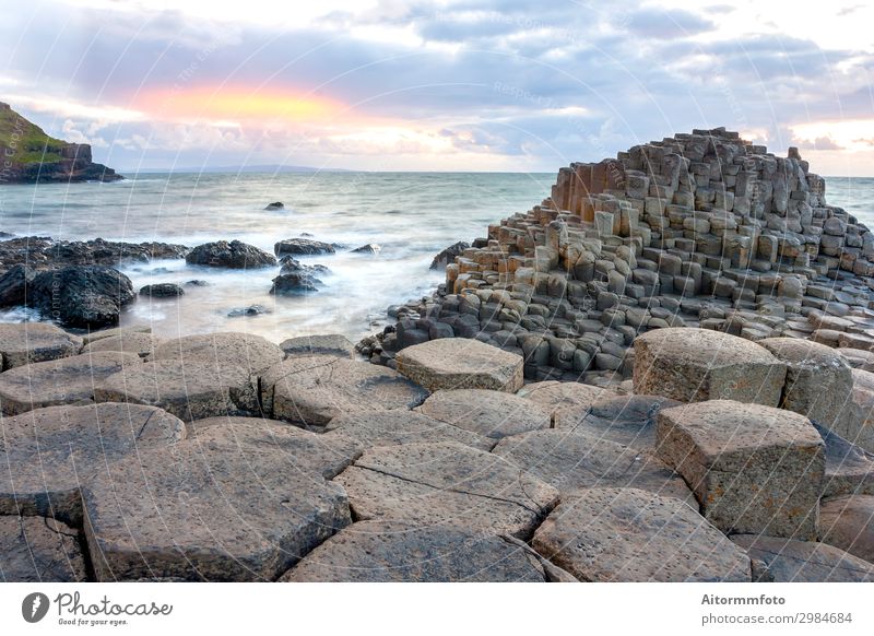 Sonnenuntergang am Giant s Causeway Ferien & Urlaub & Reisen Tourismus Meer Natur Landschaft Wolken Felsen Küste Stein Abenteuer Belfast Erbe Iren Antrimmung