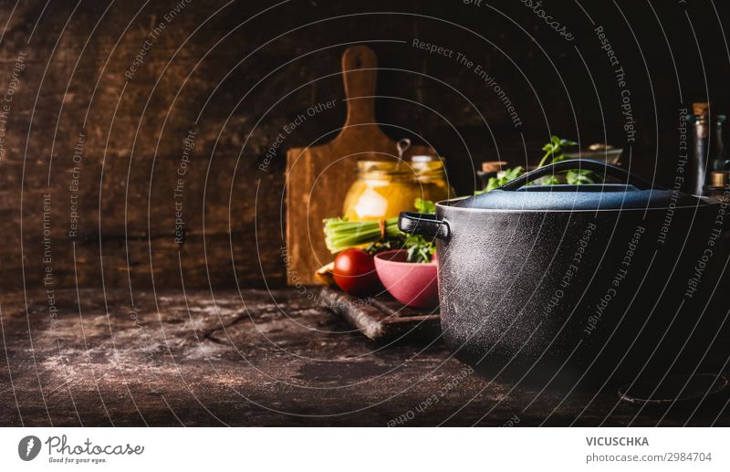 Gusseisen Topf mit frischen Kräutern und Küchenutensilien Lebensmittel Kräuter & Gewürze Ernährung Abendessen Geschirr Stil Design Gesunde Ernährung