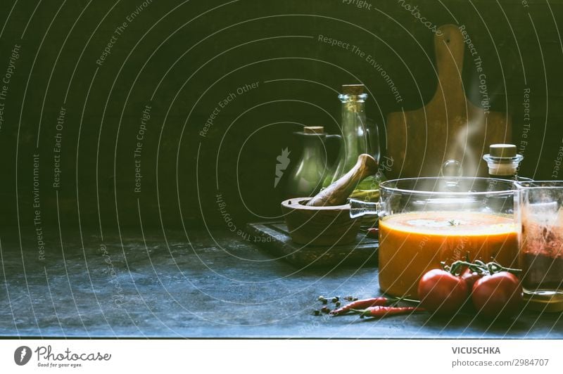 Tomatensuppe mit Dampf im Glas Topf Lebensmittel Gemüse Suppe Eintopf Ernährung Mittagessen Bioprodukte Vegetarische Ernährung Diät Slowfood Italienische Küche