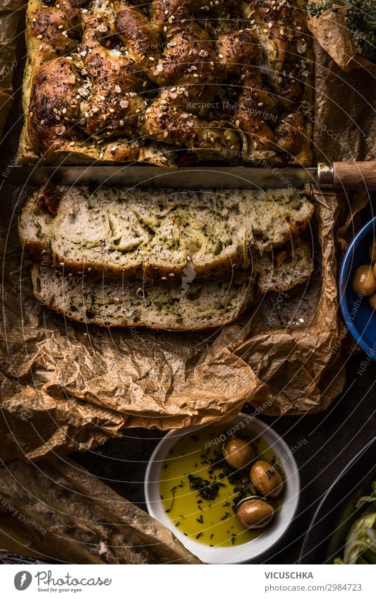 Nahaufnahme von frisch gebackenem hausgemachtem Focaccia-Brot mit Olivenöl, Draufsicht. Traditionelles italienisches Brot. Authentisches italienisches Küchenkonzept. Dunkel. Rustikaler Stil