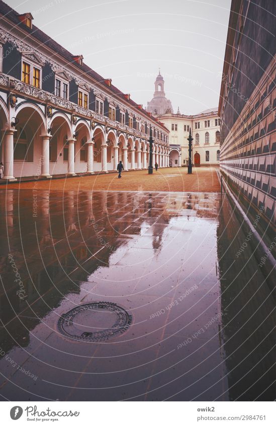 Barocker Hinterhof Tourismus 3 Mensch Dresden Frauenkirche Innenhof Burg oder Schloss Hof Arkaden Torbogen Kolonnaden Stadt Stadtzentrum Altstadt Kirche Bauwerk