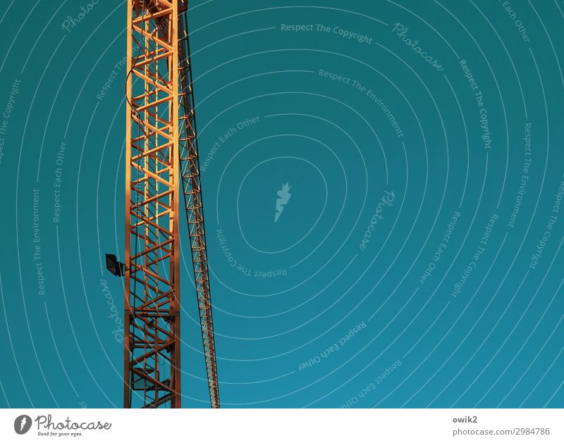 Hochbauamt Wolkenloser Himmel Kran Baustelle Baukran Metall stehen fest gigantisch groß hoch blau orange Erfolg Kraft Tatkraft Sicherheit Verantwortung