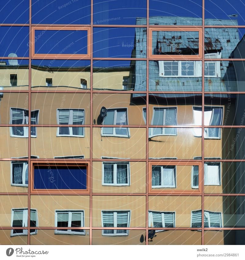 Bewegte Bilder Wolkenloser Himmel Kolberg Polen Kolobrzeg Osteuropa Kleinstadt bevölkert Haus Fassade Fenster eckig Stadt viele verrückt bizarr verschoben