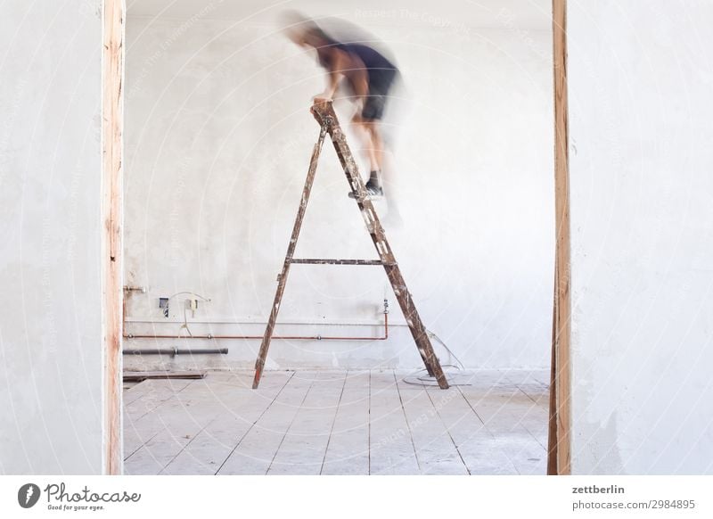 Leiter hoch (4) Altbau Altbauwohnung aufsteigen Baustelle Karriere Klettern Mann Mauer Mensch Raum Innenarchitektur Renovieren Modernisierung Sanieren