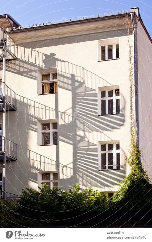 Wendeltreppe Haus Wohnhaus Wohnhochhaus Mehrfamilienhaus Häusliches Leben Wohngebiet Stadt Berlin Berlin-Mitte Fassade Fenster Treppe Notausgang Feuerleiter