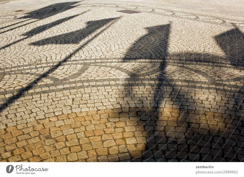 Fahnen alt Altstadt antik legnica malerisch Polen Schlesien Stadt Platz Marktplatz Licht Schatten Wind wehen Pflastersteine Kopfsteinpflaster Menschenleer